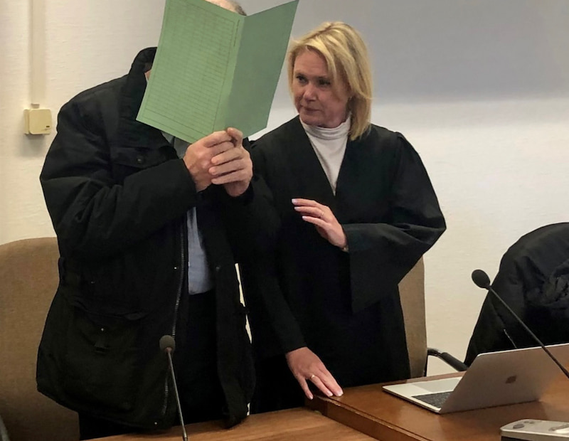 Denise Gerull mit Mandant im Gericht. Bildquelle: Klingelhöfer via EXPRESS
